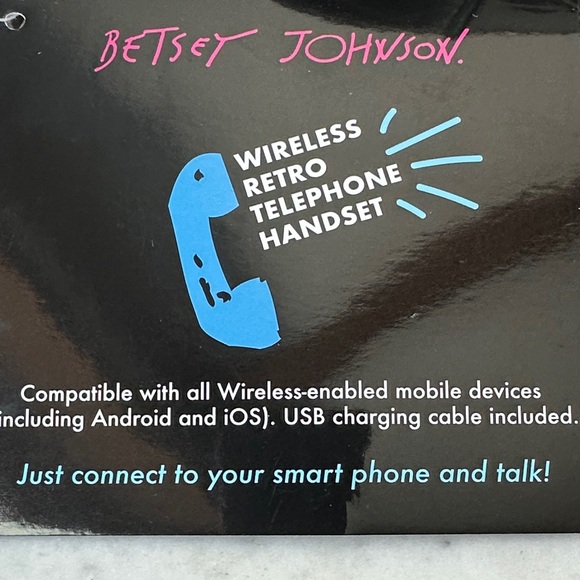 Betsey Johnson Black and Gold Heart Phone Bag - Picture 10 of 10